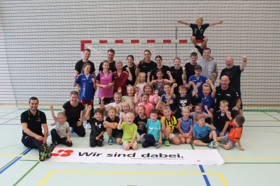 Glückliche Kinder beim Schnuppertraining mit den Handballstars.