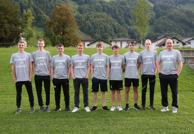 Die MU19-Junioren posieren mit ihren neuen Einlaufshirts. (Bild: Esther Heinzer-Schelbert)