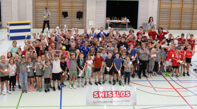Die 140 Schülerinnen und Schüler aus den 22 Teams nach dem erfolgreichen Schüler-Handballturnier.